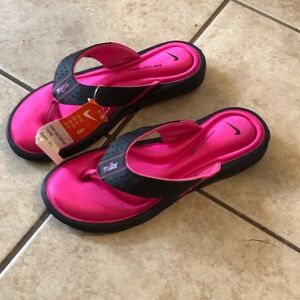 NEW women’s Nike flip flops/sandals Sz 8
